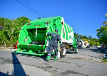 «ANDRES» continúa operaciones recolectando basura en San Salvador Este
