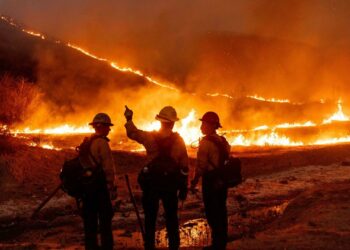 Vientos y pirómanos complican lucha contra incendios en Los Ángeles