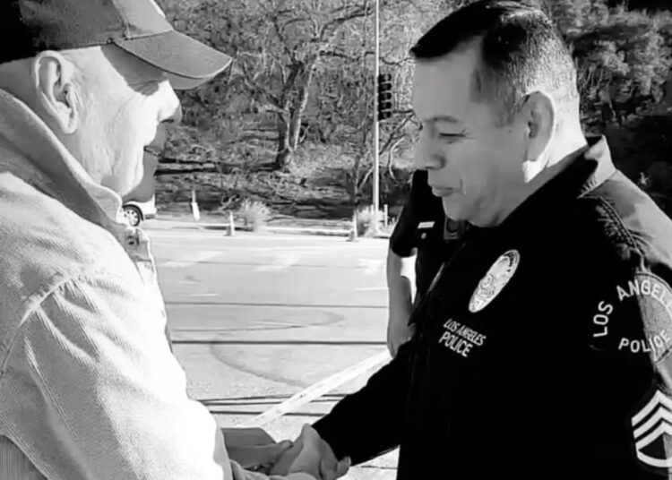 Reaparece Bruce Willis para agradecer a policías por su labor