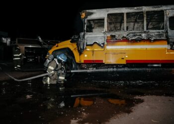 Autoridades controlan incendio en transporte colectivo en San Salvador