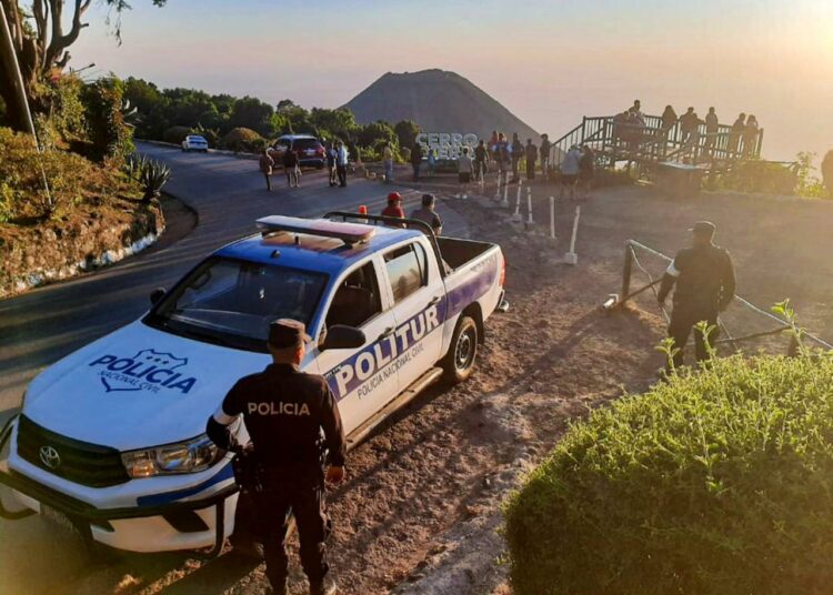 Turistas inician el fin de semana en el Cerro Verde con seguridad garantizada por POLITUR