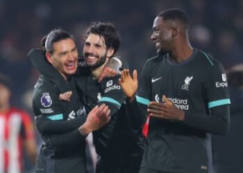 Liverpool ganó con garra charrúa: venció a Brentford y es más líder