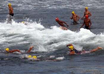 Socorristas se preparan para nadar 21 km en el reto anual de «El Paso del Hombre»