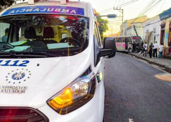 Microbús de la 29F colisiona contra vivienda y poste tras accidente vial en San Salvador