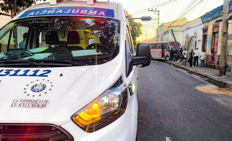 Microbús de la 29F colisiona contra vivienda y poste tras accidente vial en San Salvador