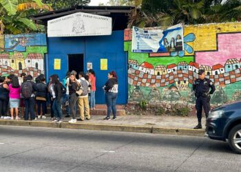 Policía refuerza la seguridad en centros escolares públicos que inician año escolar