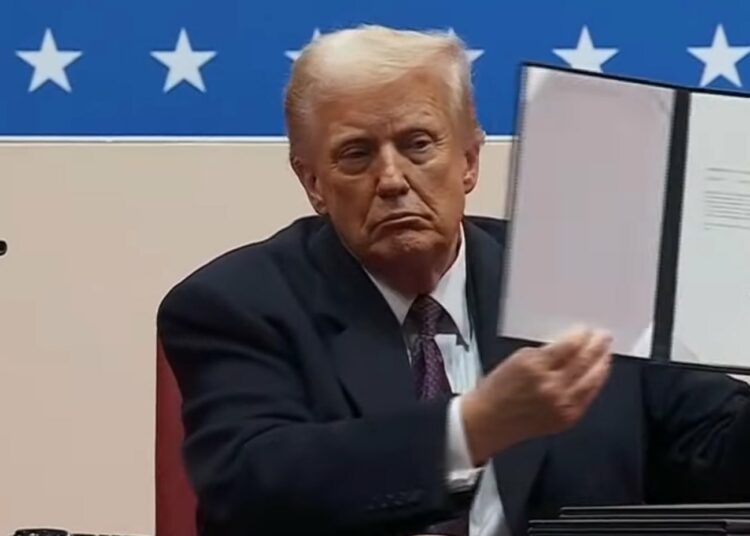 Trump cambia la política de EE.UU. en su primer día con la firma de decenas de órdenes ejecutivas