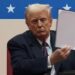 Trump cambia la política de EE.UU. en su primer día con la firma de decenas de órdenes ejecutivas
