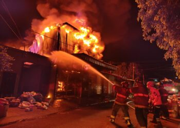 Trabajo conjunto logra contener incendio estructural en la colonia 1° de Octubre de Santa Ana