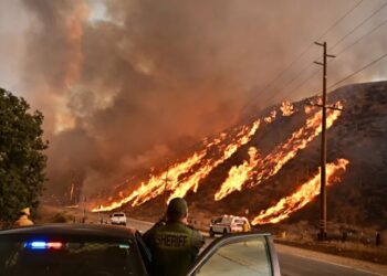 Varios incendios continúan quemando el sur de California