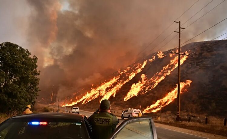 Varios incendios continúan quemando el sur de California