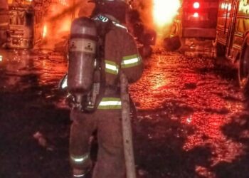 Bomberos investigan incendio en transporte colectivo; no se reportan lesionados