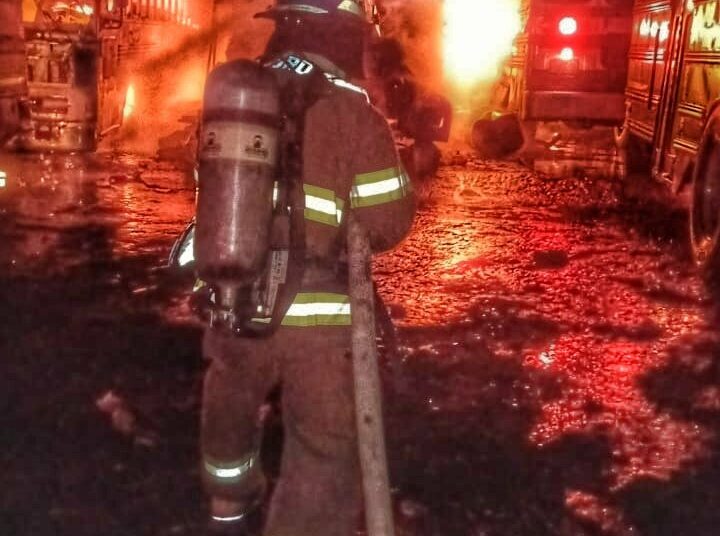 Bomberos investigan incendio en transporte colectivo; no se reportan lesionados