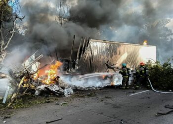 Controlan incendio causado por una rastra accidentada en carretera Troncal del Norte