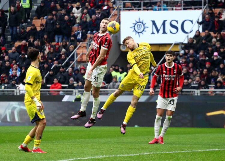 El AC Milan da emoción al San Siro con dos goles en el último minuto en la remontada por 3-2 ante el Parma