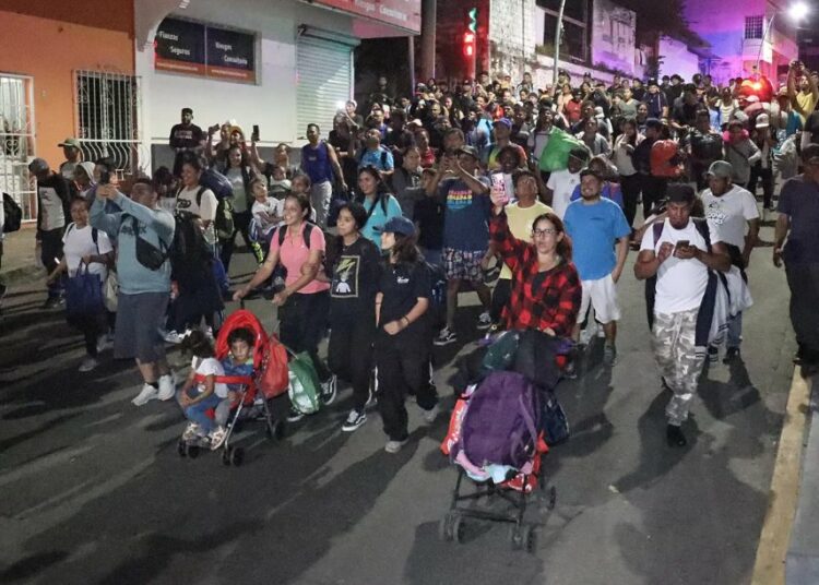 Caravana con más 1.000 migrantes parte del sur de México