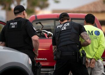 Más de 80 migrantes son detenidos en un solo día durante operativos de ICE en Texas