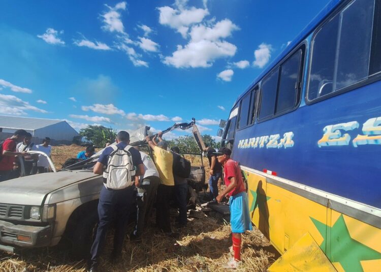 Pick up y autobús de la 205 protagonizan grave accidente Carretera a Sonsonate