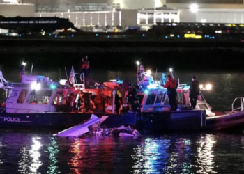 Recuperan 28 cuerpos tras la colisión de avión de pasajeros y helicóptero militar; temen que no haya sobrevivientes