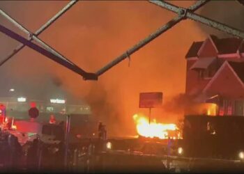 (VIDEOS) Un jet privado se desploma cerca de un centro comercial en Filadelfia