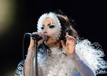 Björk no presta atención a las críticas