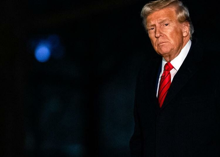 Juez bloquea decisión de Trump de congelar gastos federales