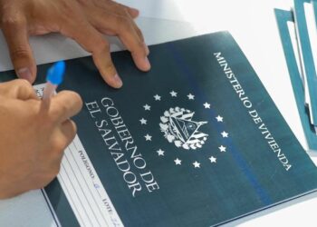 Gobierno entrega 38 escrituras de propiedad a familias de Panchimalco