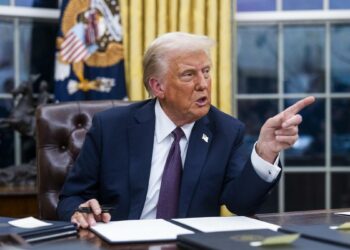 Trump ordena despedir a funcionarios de diversidad y clima