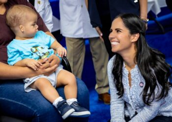 Familias de La Paz son beneficiadas con aparatos auditivos