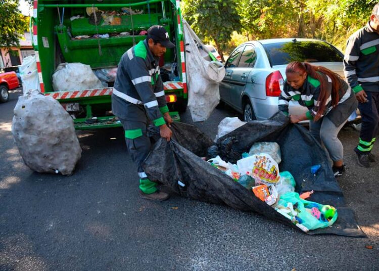 ANDRES continúa limpiando calles y pasajes de San Salvador Este