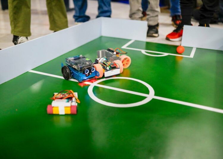 Proyecto piloto en escuelas públicas implementará un nuevo currículo de innovación y ciencia que incluye el uso de Inteligencia Artificial