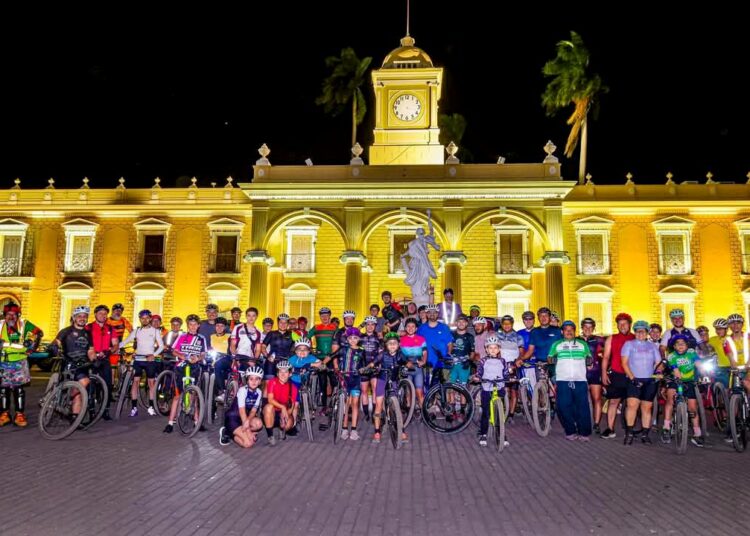 Cerca de 100 ciclistas recorren el Centro Histórico de Santa Ana Centro en un «Bicitour Nocturno»