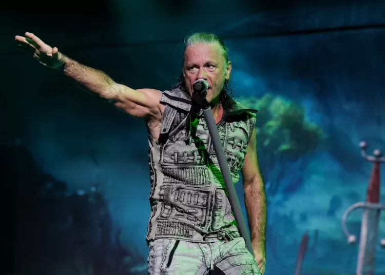 Bruce Dickinson queda en 13ª posición en un torneo de esgrima