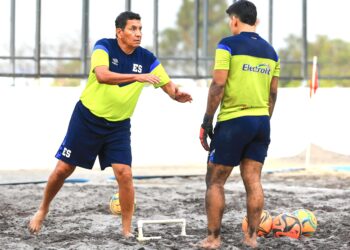 “Carlanga” Rivera ahora aporta su experiencia en el fútbol playa
