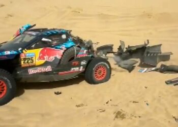 Carlos Sainz sufrió un espectacular vuelco en medio del desierto durante el Rally Dakar