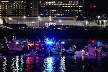 Trump cuestionó la respuesta de la torre de control en el accidente aéreo de Washington D.C