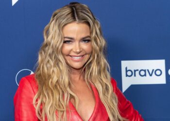 Denise Richards se quedó ‘paralizada’ cuando fue agredida sexualmente durante su adolescencia