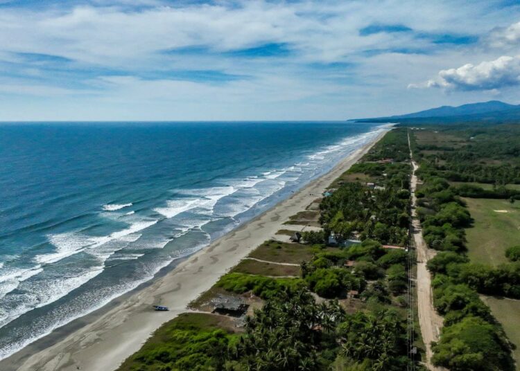 Inician segunda fase de mejoramiento vial entre las playas El Icacal y El Esterón en Intipucá
