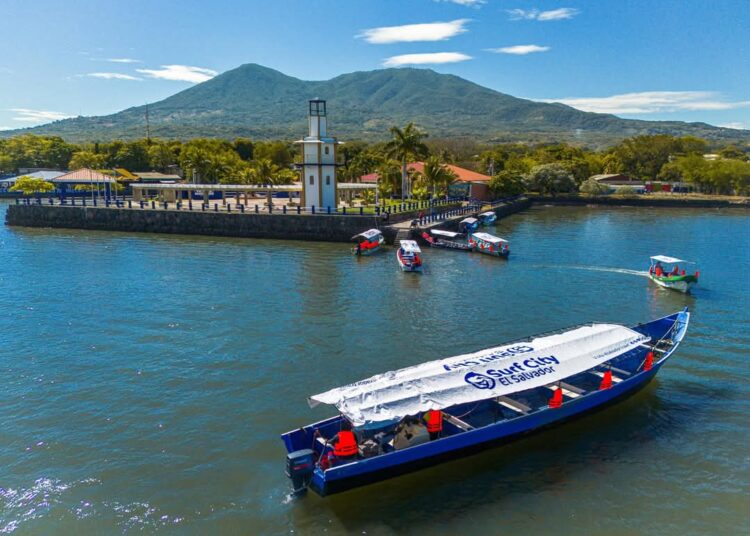 Gobierno entrega equipamiento a operadores turísticos del Golfo de Fonseca