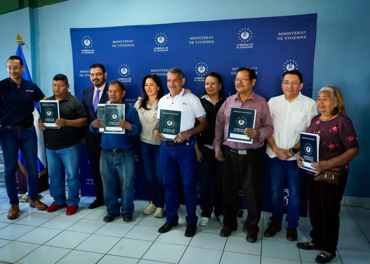 38 familias de Panchimalco reciben escrituras de propiedad gracias a la Mesa de Casos Colectivos