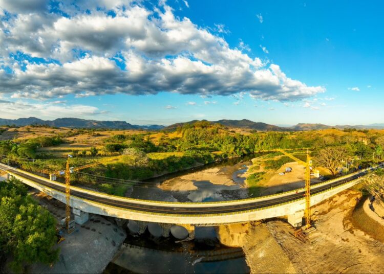 Gobierno entrega nuevo puente sobre río Titihuapa, luego que el anterior fuera destruido por la Tormenta Julia en 2022