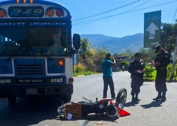 Fallece motociclista atropellado por un autobús del transporte público