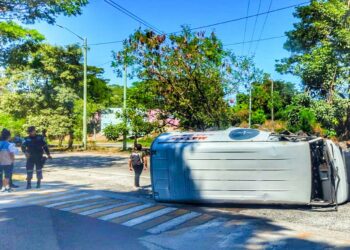 Fuerte accidente en carretera a Comalapa deja varios lesionados