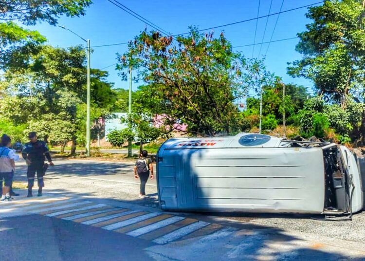 Fuerte accidente en carretera a Comalapa deja varios lesionados