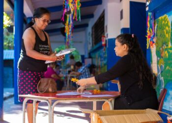 Estudiantes salvadoreños son beneficiados con paquetes escolares