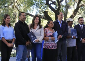 Entregan escrituras a familias de más de 30 lotificaciones que adquirieron un terreno de la corporación ARGOZ