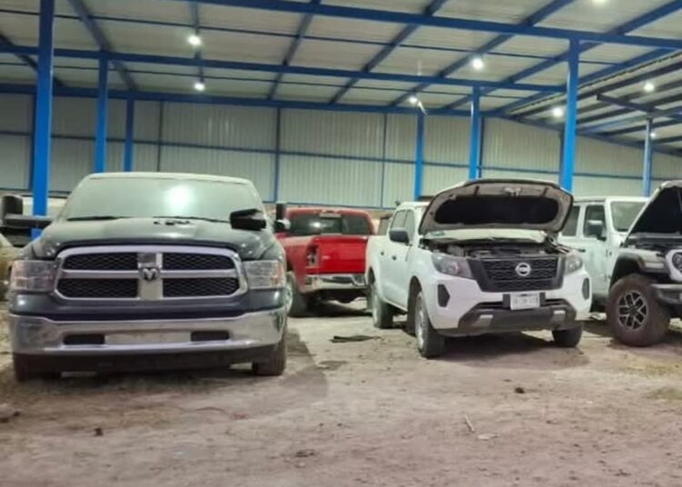 Vehículos con reportes de robo en EEUU localizados en una galera en México