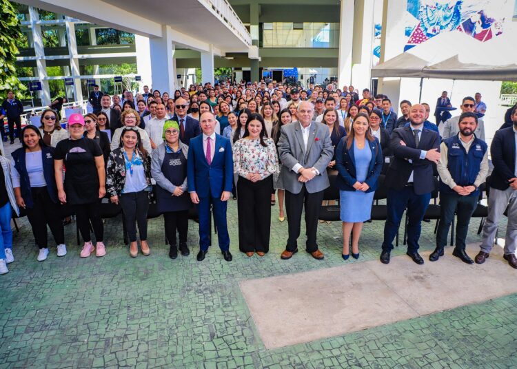 Entregan capital semilla a retornados quienes participaron en feria de emprendimientos