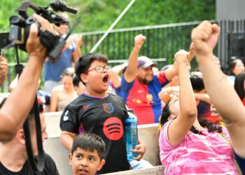 En un clima de seguridad salvadoreños disfrutaron del clásico español en el cine al aire libre
