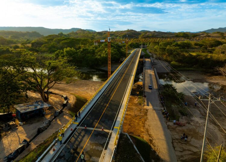 MOP inaugura puente sobre río Titihuapa, que conecta los distritos de San Ildefonso y Dolores